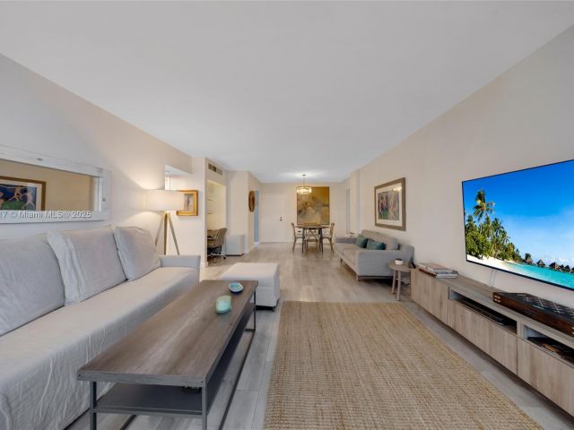 1-bedroom condo for sale in Miami Beach - 800 West Ave 338 - MondialRealty
