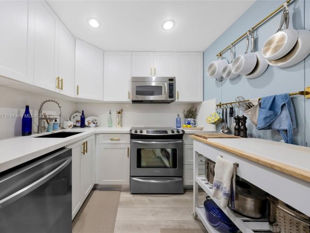 1-bedroom condo for sale in Miami Beach - 800 West Ave 338 - MondialRealty