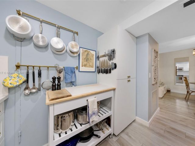 1-bedroom condo for sale in Miami Beach - 800 West Ave 338 - MondialRealty