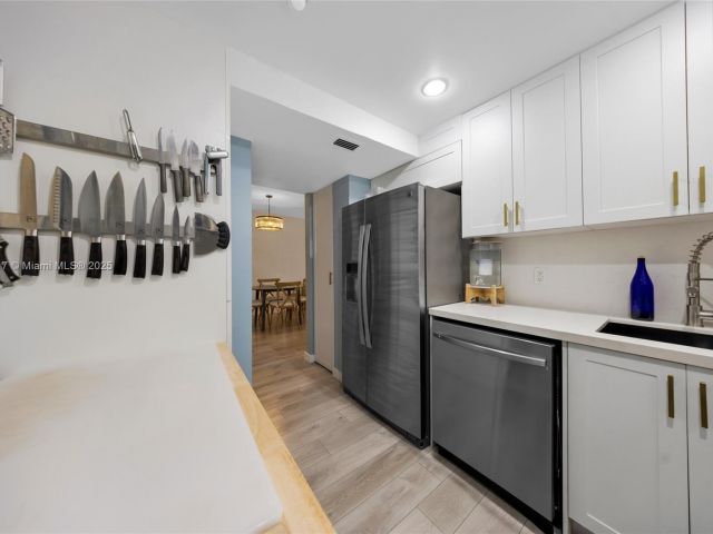 1-bedroom condo for sale in Miami Beach - 800 West Ave 338 - MondialRealty