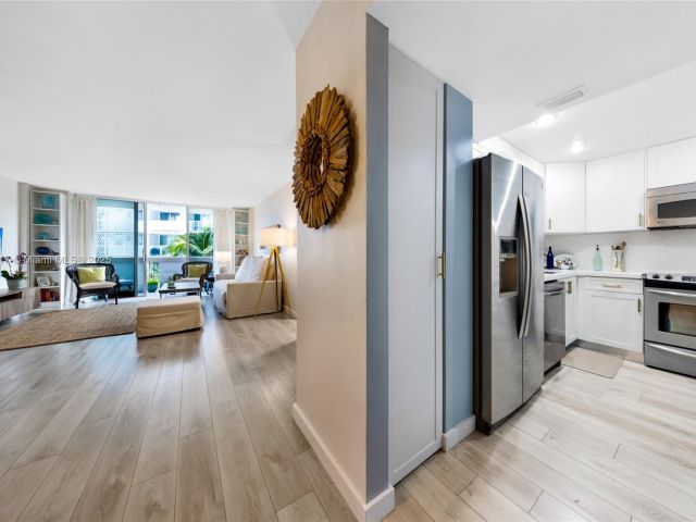 1-bedroom condo for sale in Miami Beach - 800 West Ave 338 - MondialRealty