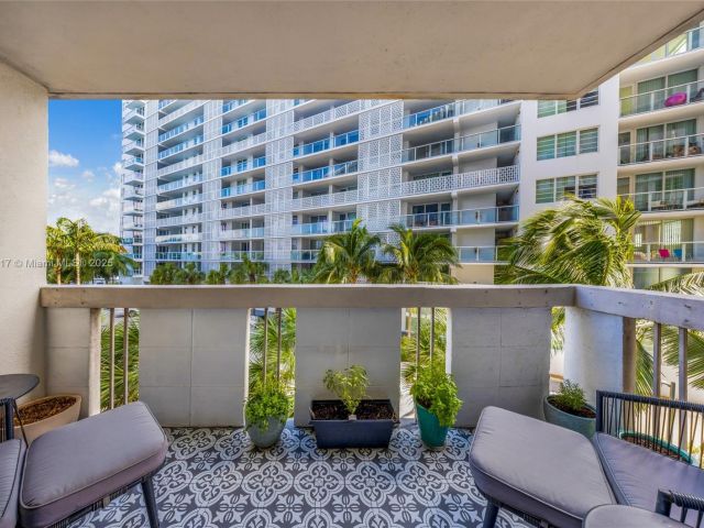 1-bedroom condo for sale in Miami Beach - 800 West Ave 338 - MondialRealty