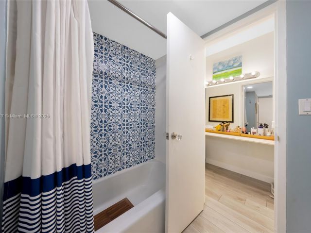 1-bedroom condo for sale in Miami Beach - 800 West Ave 338 - MondialRealty