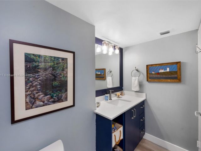 1-bedroom condo for sale in Miami Beach - 800 West Ave 338 - MondialRealty