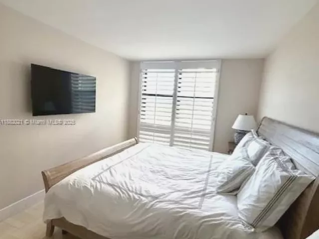 3-bedroom condo for rent in Key Biscayne - 1121 Crandon Blvd D702 - MondialRealty