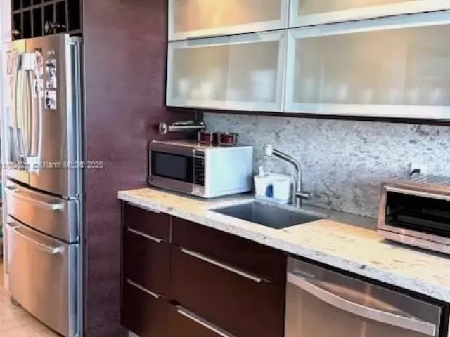 3-bedroom condo for rent in Key Biscayne - 1121 Crandon Blvd D702 - MondialRealty