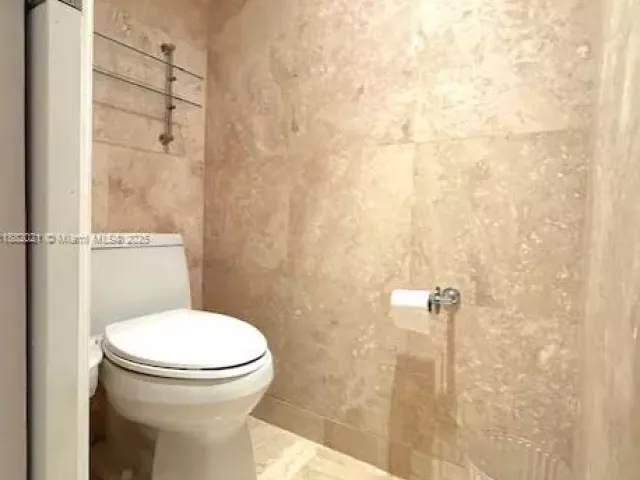 3-bedroom condo for rent in Key Biscayne - 1121 Crandon Blvd D702 - MondialRealty