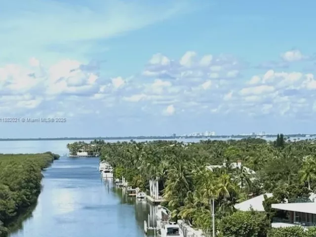 3-bedroom condo for rent in Key Biscayne - 1121 Crandon Blvd D702 - MondialRealty