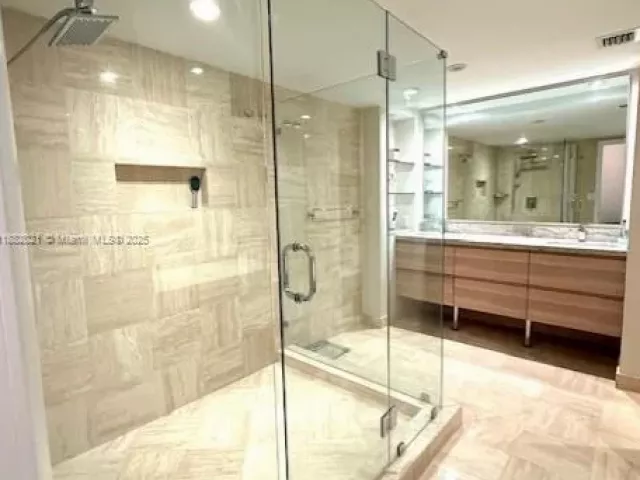 3-bedroom condo for rent in Key Biscayne - 1121 Crandon Blvd D702 - MondialRealty