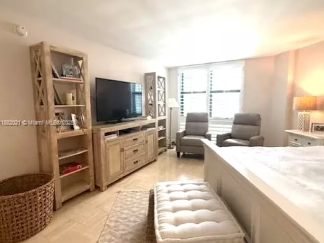 3-bedroom condo for rent in Key Biscayne - 1121 Crandon Blvd D702 - MondialRealty