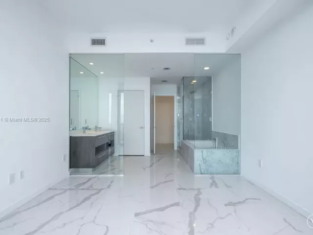 4-bedroom condo for sale in Miami - 480 NE 31 St 3101 - MondialRealty