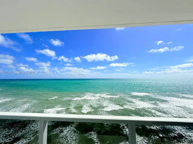 2-bedroom condo for rent in Hollywood - 2751 S Ocean Dr 1204S - MondialRealty