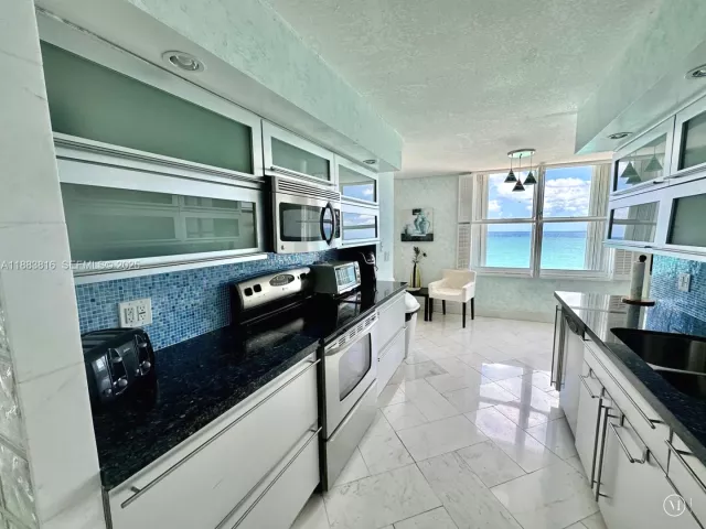 2-bedroom condo for rent in Hollywood - 2751 S Ocean Dr 1204S - MondialRealty
