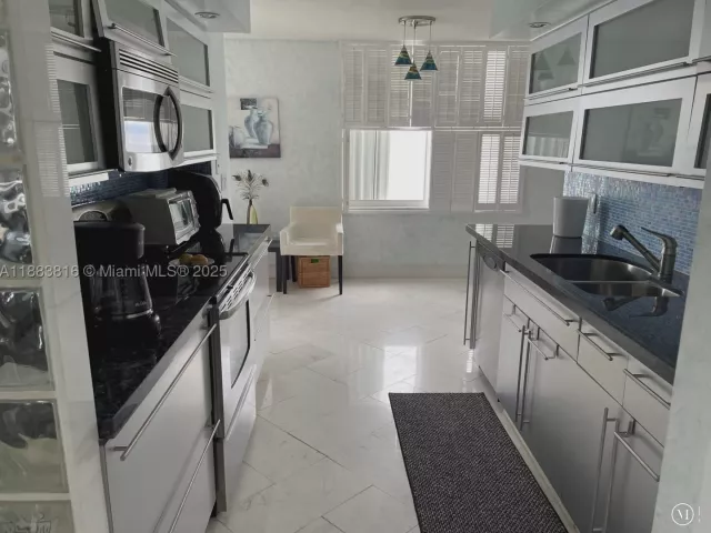 2-bedroom condo for rent in Hollywood - 2751 S Ocean Dr 1204S - MondialRealty