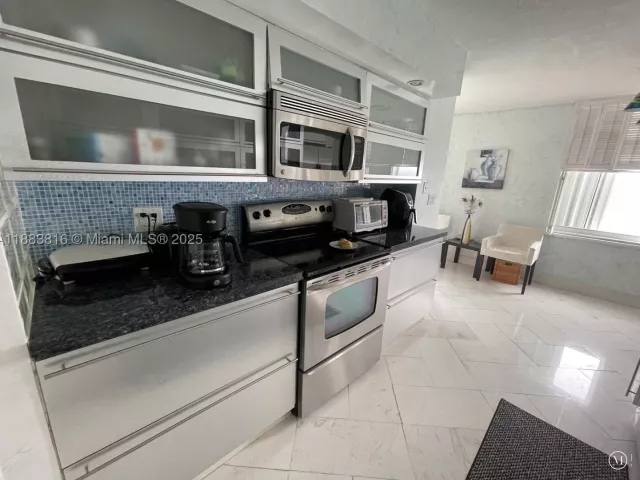 2-bedroom condo for rent in Hollywood - 2751 S Ocean Dr 1204S - MondialRealty