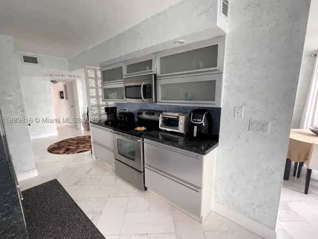 2-bedroom condo for rent in Hollywood - 2751 S Ocean Dr 1204S - MondialRealty