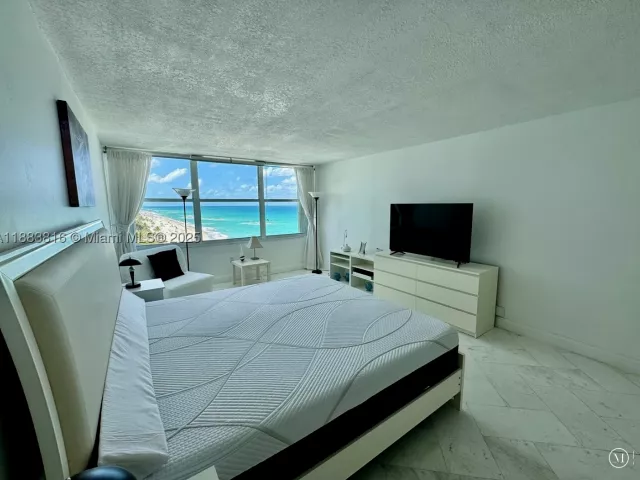 2-bedroom condo for rent in Hollywood - 2751 S Ocean Dr 1204S - MondialRealty