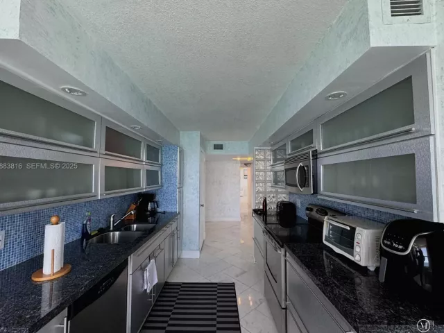 2-bedroom condo for rent in Hollywood - 2751 S Ocean Dr 1204S - MondialRealty