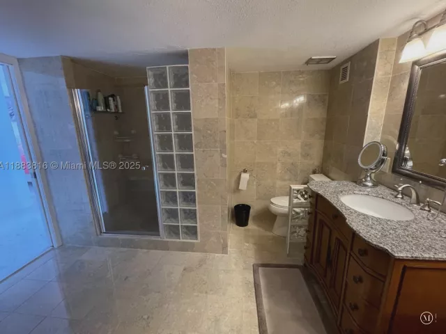 2-bedroom condo for rent in Hollywood - 2751 S Ocean Dr 1204S - MondialRealty