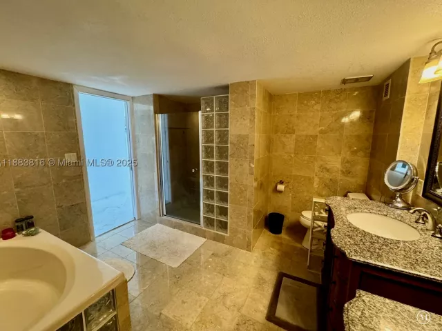 2-bedroom condo for rent in Hollywood - 2751 S Ocean Dr 1204S - MondialRealty