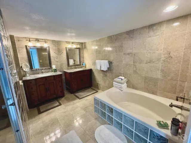 2-bedroom condo for rent in Hollywood - 2751 S Ocean Dr 1204S - MondialRealty