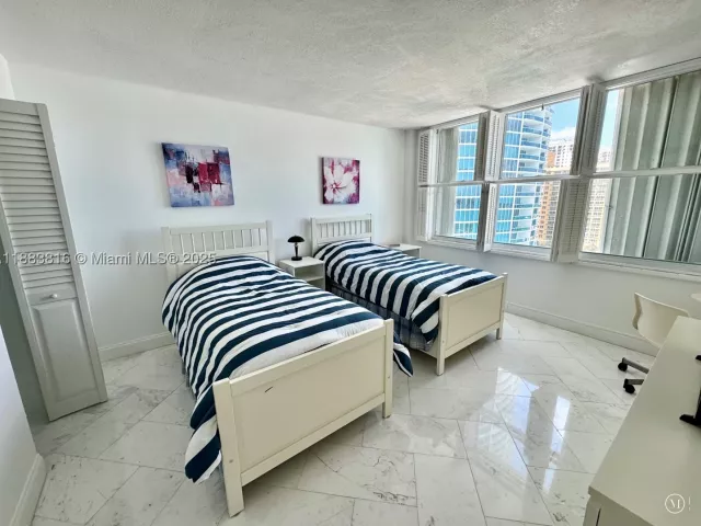 2-bedroom condo for rent in Hollywood - 2751 S Ocean Dr 1204S - MondialRealty