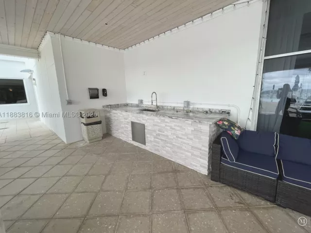 2-bedroom condo for rent in Hollywood - 2751 S Ocean Dr 1204S - MondialRealty
