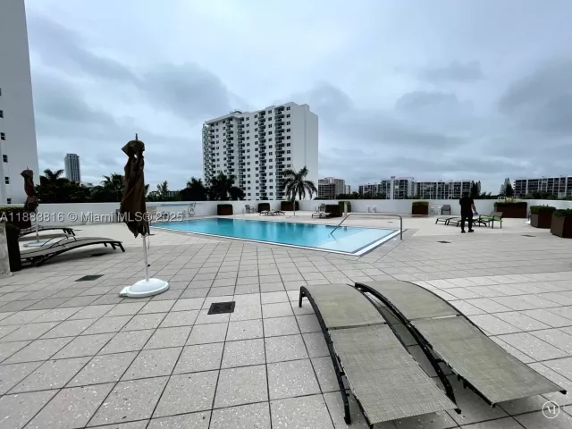 2-bedroom condo for rent in Hollywood - 2751 S Ocean Dr 1204S - MondialRealty