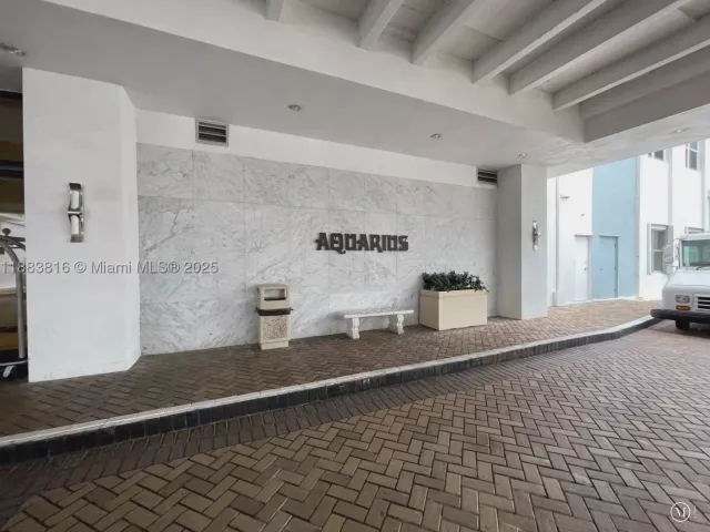 2-bedroom condo for rent in Hollywood - 2751 S Ocean Dr 1204S - MondialRealty