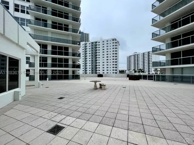 2-bedroom condo for rent in Hollywood - 2751 S Ocean Dr 1204S - MondialRealty