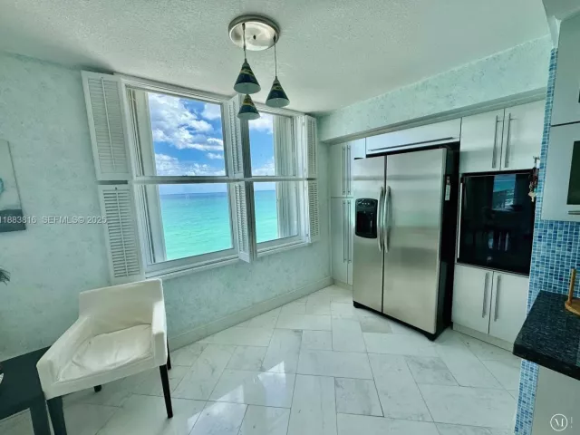 2-bedroom condo for rent in Hollywood - 2751 S Ocean Dr 1204S - MondialRealty