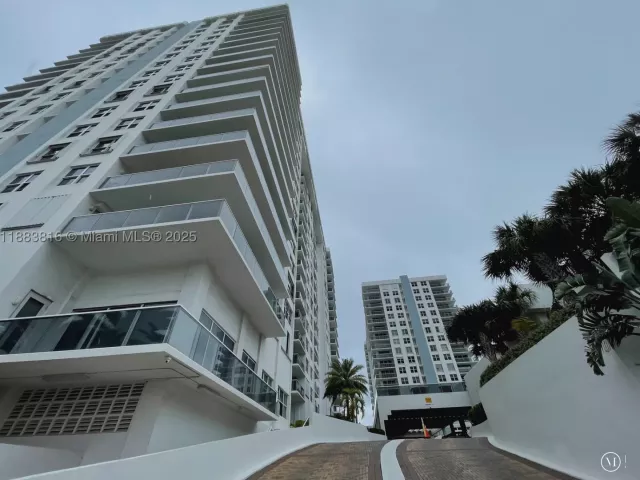 2-bedroom condo for rent in Hollywood - 2751 S Ocean Dr 1204S - MondialRealty