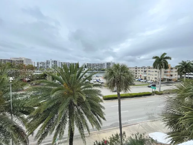 2-bedroom condo for rent in Hollywood - 2751 S Ocean Dr 1204S - MondialRealty