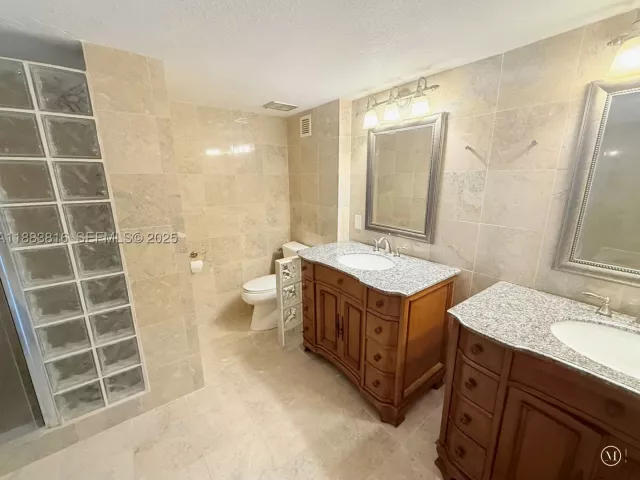 2-bedroom condo for rent in Hollywood - 2751 S Ocean Dr 1204S - MondialRealty