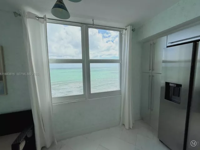 2-bedroom condo for rent in Hollywood - 2751 S Ocean Dr 1204S - MondialRealty