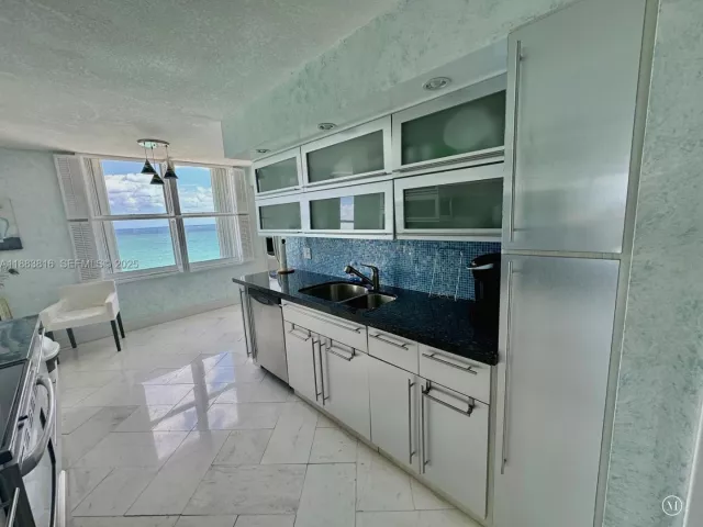 2-bedroom condo for rent in Hollywood - 2751 S Ocean Dr 1204S - MondialRealty