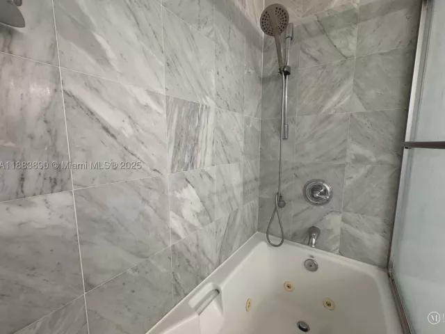 2-bedroom condo for rent in Miami - 31 SE 5th St 3817 - MondialRealty