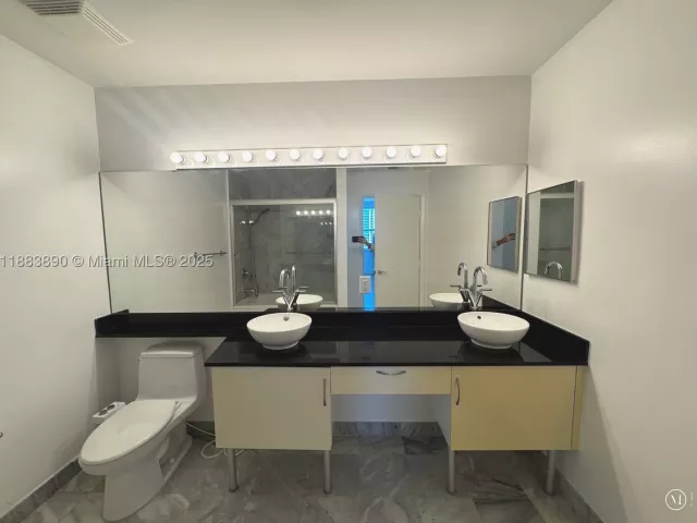 2-bedroom condo for rent in Miami - 31 SE 5th St 3817 - MondialRealty