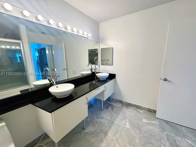 2-bedroom condo for rent in Miami - 31 SE 5th St 3817 - MondialRealty
