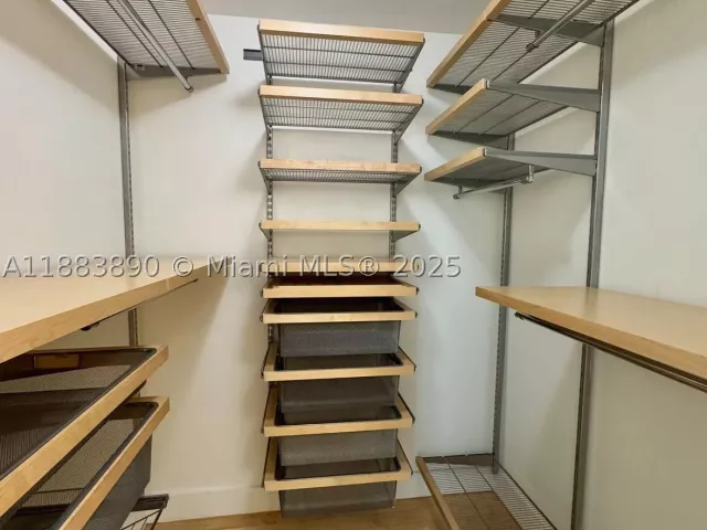 2-bedroom condo for rent in Miami - 31 SE 5th St 3817 - MondialRealty