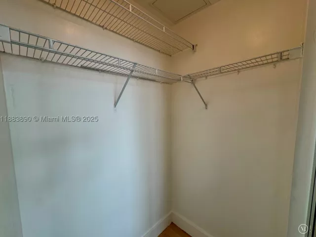 2-bedroom condo for rent in Miami - 31 SE 5th St 3817 - MondialRealty