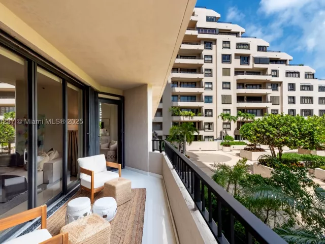 3-bedroom condo for sale in Key Biscayne - 251 Crandon Blvd 227 - MondialRealty