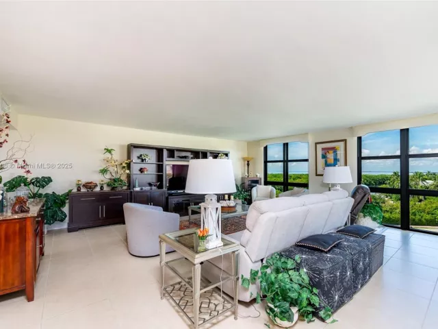2-bedroom condo for sale in Key Biscayne - 1121 Crandon Blvd E501 - MondialRealty