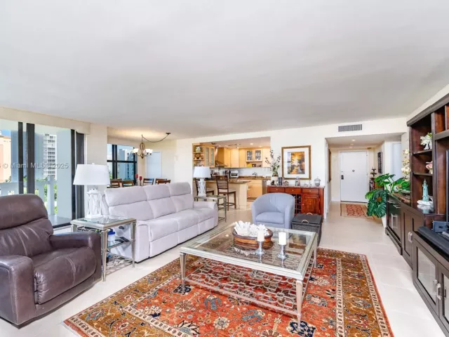 2-bedroom condo for sale in Key Biscayne - 1121 Crandon Blvd E501 - MondialRealty