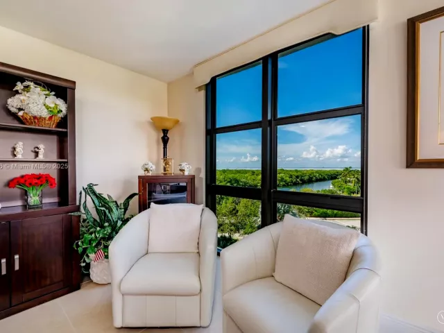 2-bedroom condo for sale in Key Biscayne - 1121 Crandon Blvd E501 - MondialRealty