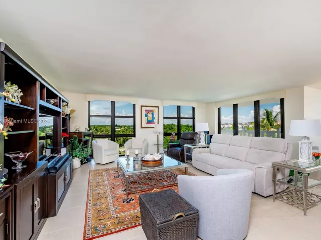 2-bedroom condo for sale in Key Biscayne - 1121 Crandon Blvd E501 - MondialRealty