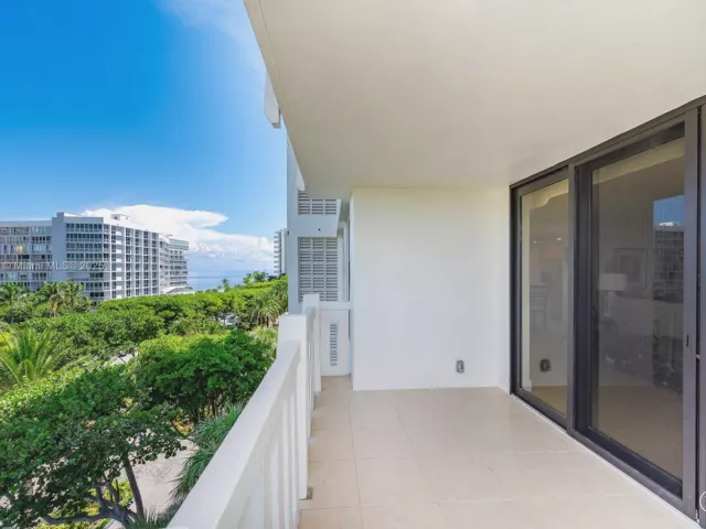 2-bedroom condo for sale in Key Biscayne - 1121 Crandon Blvd E501 - MondialRealty