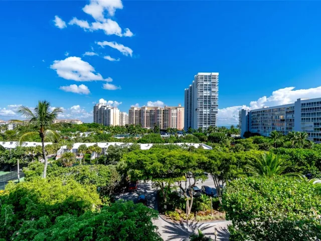 2-bedroom condo for sale in Key Biscayne - 1121 Crandon Blvd E501 - MondialRealty