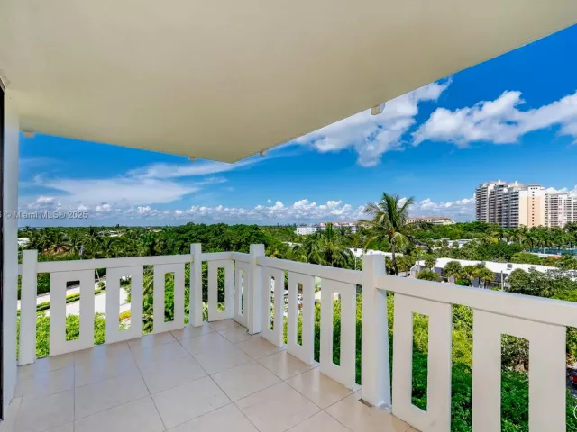 2-bedroom condo for sale in Key Biscayne - 1121 Crandon Blvd E501 - MondialRealty