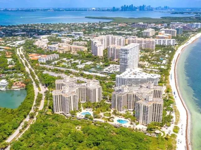 2-bedroom condo for sale in Key Biscayne - 1121 Crandon Blvd E501 - MondialRealty